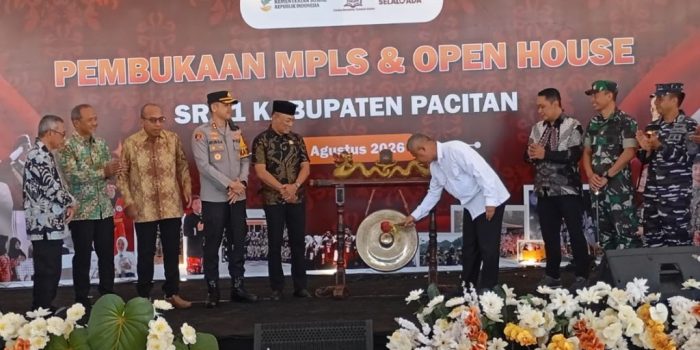 Pembukaan MPLS dan Open House SRT 1 Pacitan Sekda Kabupaten Pacitan Heru Wiwoho Supardi Putro memukul gong saat membuka acara MPLS di SRT 1 Pacitan.