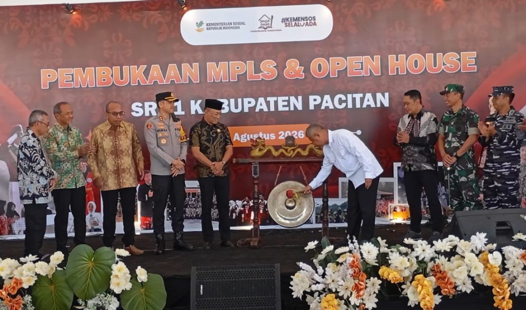 Sekda Kabupaten Pacitan Heru Wiwoho Supardi Putro memukul gong saat membuka acara MPLS di SRT 1 Pacitan.