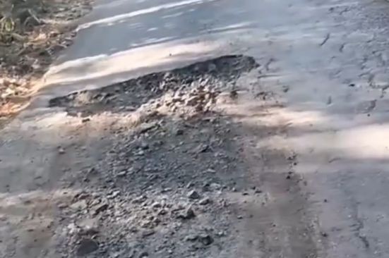Kondisi aspal mengelupas dan jalan berlubang parah di tanjakan Sengkan Selang, jalur ekonomi Tegalombo-Tulakan, Pacitan.