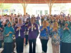 Ibu Efi Suraningsih memberikan sambutan dalam acara Germas dan Posyandu Aktif di Desa Gendaran Pacitan.