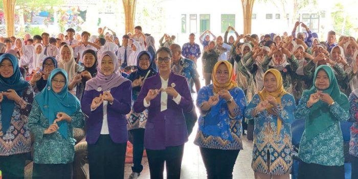 Ibu Efi Suraningsih memberikan sambutan dalam acara Germas dan Posyandu Aktif di Desa Gendaran Pacitan.