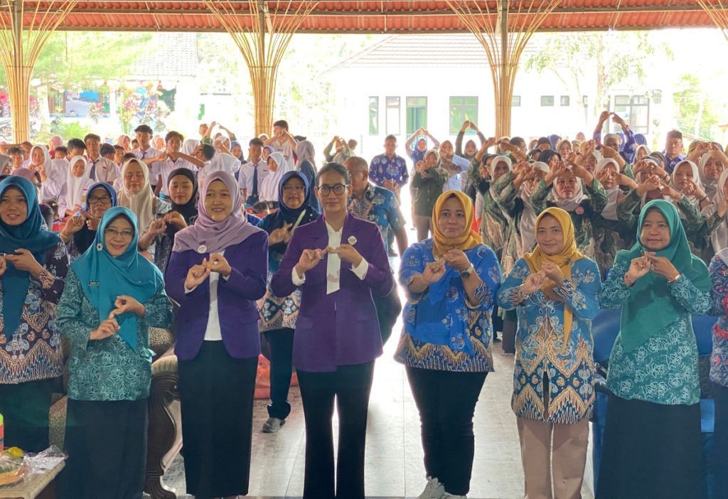 Ibu Efi Suraningsih memberikan sambutan dalam acara Germas dan Posyandu Aktif di Desa Gendaran Pacitan.