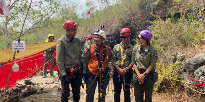 Tim Ekspedisi Gahvara Yava 2026 melakukan penelusuran dan pengambilan sampel biota di dalam Gua Luweng Ombo, Kabupaten Pacitan.