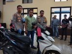Pengembalian Sepeda Motor Korban Curanmor oleh Polres Pacitan. Tiga korban curanmor di Pacitan menerima kembali sepeda motor mereka dari kepolisian.