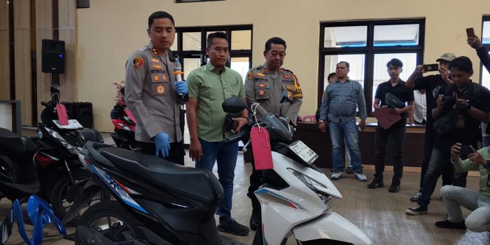 Tiga korban curanmor di Pacitan menerima kembali sepeda motor mereka dari kepolisian.