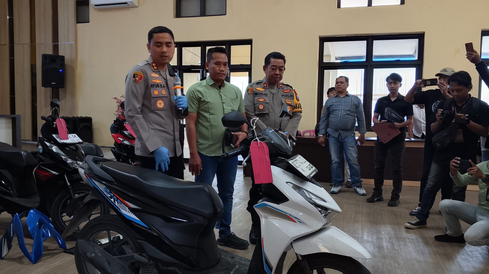 Pengembalian Sepeda Motor Korban Curanmor oleh Polres Pacitan. Tiga korban curanmor di Pacitan menerima kembali sepeda motor mereka dari kepolisian.