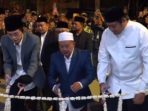 Wakil Bupati Pacitan Gagarin Sumrambah, Gus Iqdam, dan K.H. Syamsudin menggunting pita peresmian YPI Nurul Azhar di Desa Sooka, Punung.