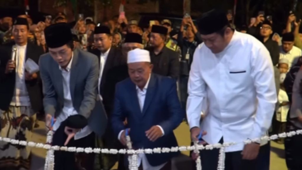 Pengguntingan Pita Peresmian YPI Nurul Azhar oleh Gus Iqdam dan Wabup Gagarin Wakil Bupati Pacitan Gagarin Sumrambah, Gus Iqdam, dan K.H. Syamsudin menggunting pita peresmian YPI Nurul Azhar di Desa Sooka, Punung.