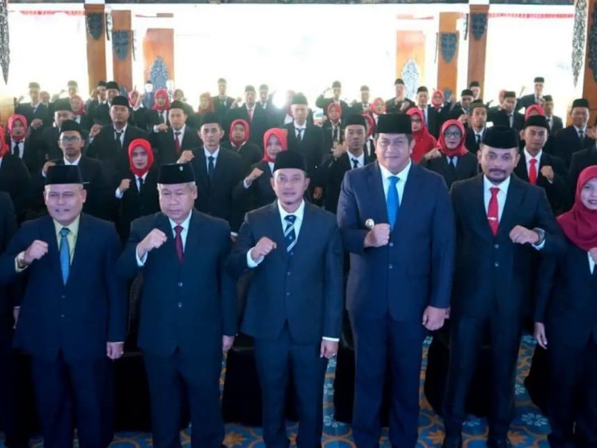 Pengukuhan Kepala Sekolah SD oleh Bupati Pacitan Bupati Pacitan Indrata Nur Bayuaji saat mengukuhkan 76 kepala sekolah SD di Pendopo Kabupaten Pacitan.