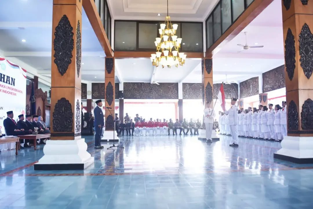 Bupati Pacitan Indrata Nur Bayu Aji mengukuhkan anggota Paskibraka Kabupaten Pacitan Tahun 2026.