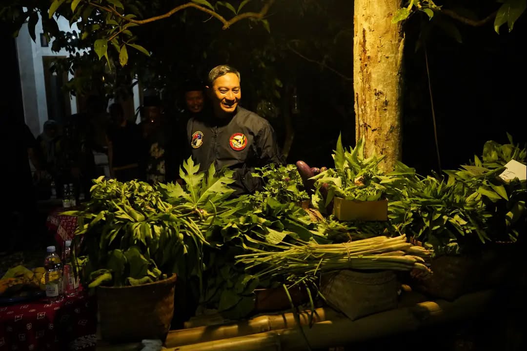 Peninjauan Program Pangan Lestari Dusun Nitikan Pacitan Bupati Pacitan Indrata Nur Bayuaji meninjau Kawasan Rumah Pangan Lestari (KRPL) di Dusun Nitikan, Desa Sukoharjo.