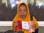 Penyaluran Transparan Bansos Cukai Tembakau DBHCHT di Kabupaten Pacitan Warga penerima BLT DBHCHT Kabupaten Pacitan tersenyum menunjukkan uang bantuan tunai Rp600 ribu.