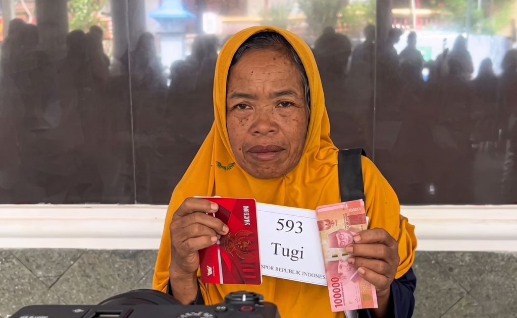 Warga penerima BLT DBHCHT Kabupaten Pacitan tersenyum menunjukkan uang bantuan tunai Rp600 ribu.