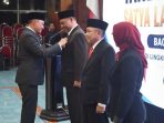 Bupati Pacitan Indrata Nur Bayuaji menyematkan tanda kehormatan Satyalancana Karya Satya kepada perwakilan PNS di Pendopo Kabupaten.