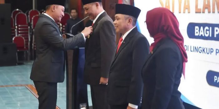 Bupati Pacitan Indrata Nur Bayuaji menyematkan tanda kehormatan Satyalancana Karya Satya kepada perwakilan PNS di Pendopo Kabupaten.