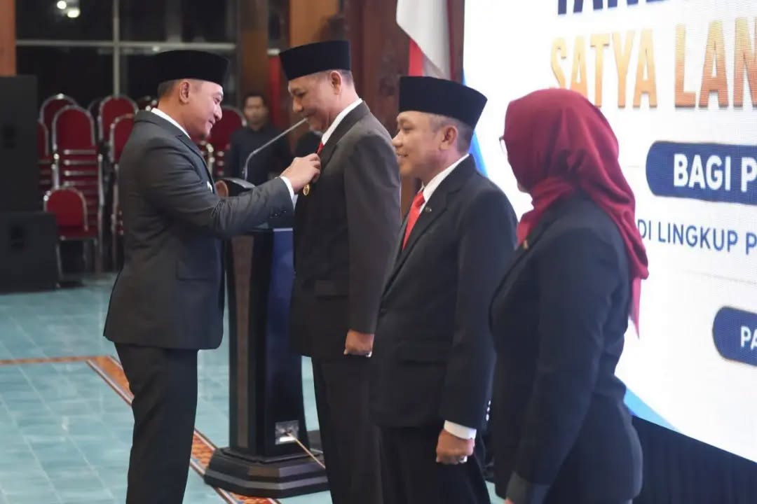 Penyematan Satyalancana Karya Satya PNS Pemkab Pacitan Bupati Pacitan Indrata Nur Bayuaji menyematkan tanda kehormatan Satyalancana Karya Satya kepada perwakilan PNS di Pendopo Kabupaten.