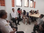 Penyerahan siswa SD negeri ke Sekolah Rakyat oleh Kepala Dinas Pendidikan Pacitan Khemal Pandu Pratikna.