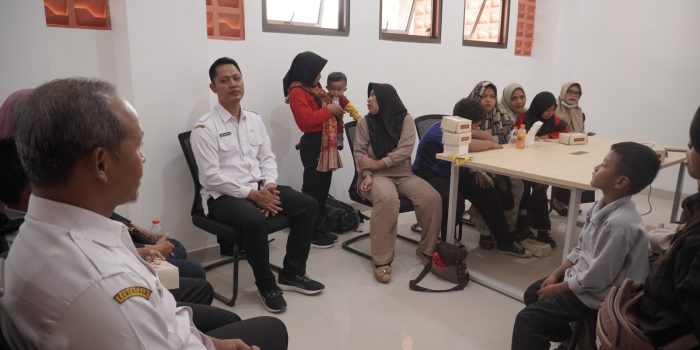 Penyerahan siswa SD negeri ke Sekolah Rakyat oleh Kepala Dinas Pendidikan Pacitan Khemal Pandu Pratikna.