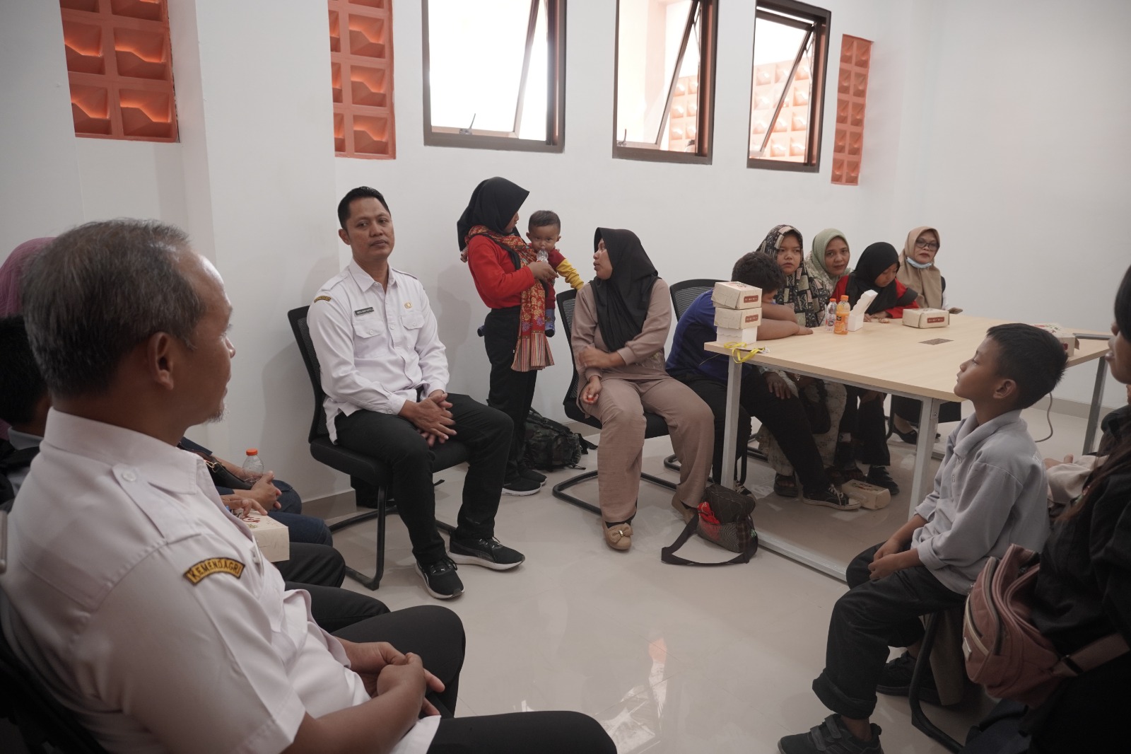 Penyerahan siswa SD negeri ke Sekolah Rakyat oleh Kepala Dinas Pendidikan Pacitan Khemal Pandu Pratikna.