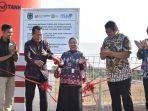 Penyerahan simbolis bantuan instalasi Pompa Air Tenaga Surya (PATS) oleh Bank Jatim kepada kelompok tani di Pendopo Kabupaten Pacitan.