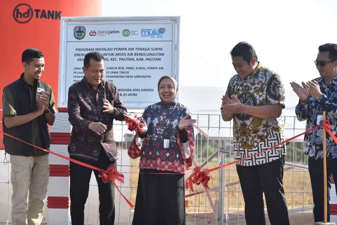 Penyerahan simbolis bantuan instalasi Pompa Air Tenaga Surya (PATS) oleh Bank Jatim kepada kelompok tani di Pendopo Kabupaten Pacitan.