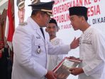 Wakil Bupati Pacitan Gagarin Sumrambah menyerahkan surat keputusan remisi kemerdekaan kepada perwakilan narapidana di Rutan Kelas IIB Pacitan.
