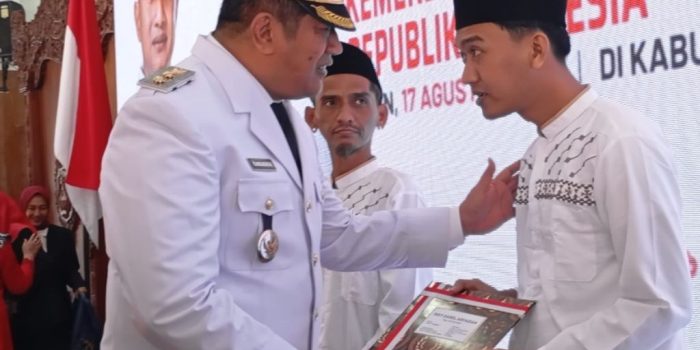 Wakil Bupati Pacitan Gagarin Sumrambah menyerahkan surat keputusan remisi kemerdekaan kepada perwakilan narapidana di Rutan Kelas IIB Pacitan.