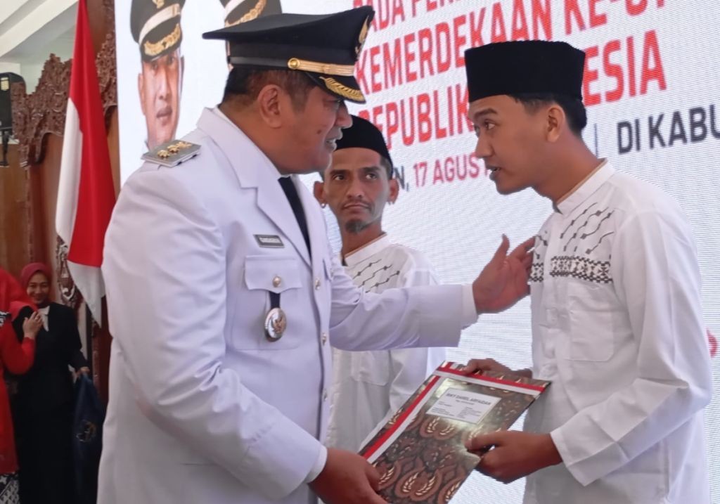 Penyerahan Remisi Kemerdekaan HUT ke-81 RI di Rutan Pacitan Wakil Bupati Pacitan Gagarin Sumrambah menyerahkan surat keputusan remisi kemerdekaan kepada perwakilan narapidana di Rutan Kelas IIB Pacitan.
