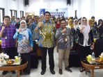 Wakil Bupati Pacitan Gagarin Sumrambah menyerahkan Surat Keputusan (SK) purna tugas kepada perwakilan PNS di Gedung BKPSDM Pacitan.