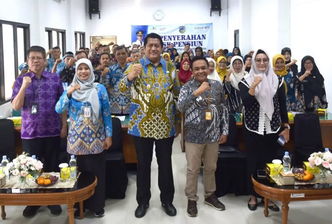 Wakil Bupati Pacitan Gagarin Sumrambah menyerahkan Surat Keputusan (SK) purna tugas kepada perwakilan PNS di Gedung BKPSDM Pacitan.