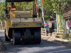 Proses perbaikan jalan ruas Pringkuku-Poko sebagai jalur alternatif menuju wisata Pantai Srau Pacitan.