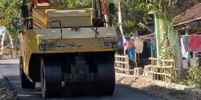 Proses perbaikan jalan ruas Pringkuku-Poko sebagai jalur alternatif menuju wisata Pantai Srau Pacitan.