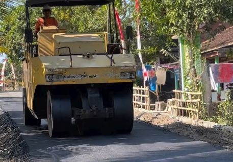 Proses perbaikan jalan ruas Pringkuku-Poko sebagai jalur alternatif menuju wisata Pantai Srau Pacitan.