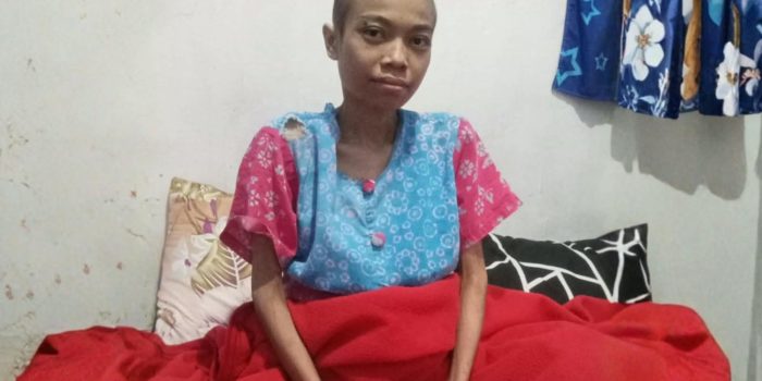 Efrin Kusuma Wardyta penderita kanker limfatik asal Pacitan saat didampingi keluarganya.