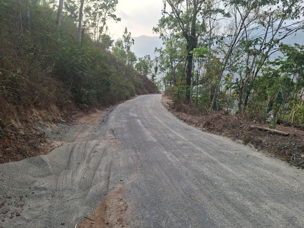 Kondisi Jalur Tegalombo-Tulakan Usai Ditambal, Waspada Pasir Sisa Permukaan aspal jalan Tegalombo-Tulakan hasil tambal sapu lubang dengan material sisa pasir yang berserakan.