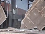 Kondisi plafon bagian depan Kantor Bupati Ende yang rubuh usai diguncang gempa bumi tektonik magnitudo 7,7 di Nusa Tenggara Timur (NTT).