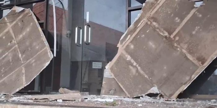 Kondisi plafon bagian depan Kantor Bupati Ende yang rubuh usai diguncang gempa bumi tektonik magnitudo 7,7 di Nusa Tenggara Timur (NTT).