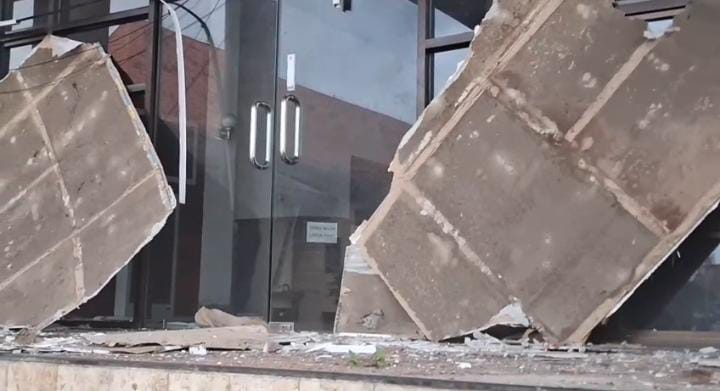 Kondisi plafon bagian depan Kantor Bupati Ende yang rubuh usai diguncang gempa bumi tektonik magnitudo 7,7 di Nusa Tenggara Timur (NTT).