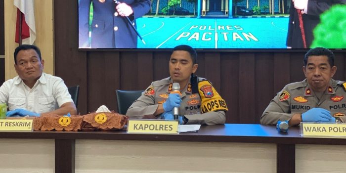 Kapolres Pacitan dan pihak kepolisian memberikan keterangan terkait kelanjutan proses hukum kasus dugaan perundungan penyandang disabilitas di Arjosari.