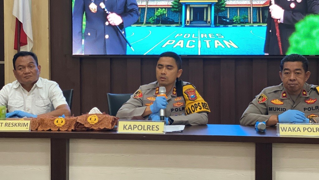 Kapolres Pacitan dan pihak kepolisian memberikan keterangan terkait kelanjutan proses hukum kasus dugaan perundungan penyandang disabilitas di Arjosari.