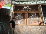 Pujianto Ikhsan memberikan keterangan pers kepada awak media di kediamannya, Dusun Plalangan, Desa Gawang, Pacitan.