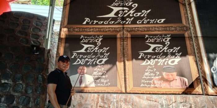 Pujianto Ikhsan memberikan keterangan pers kepada awak media di kediamannya, Dusun Plalangan, Desa Gawang, Pacitan.