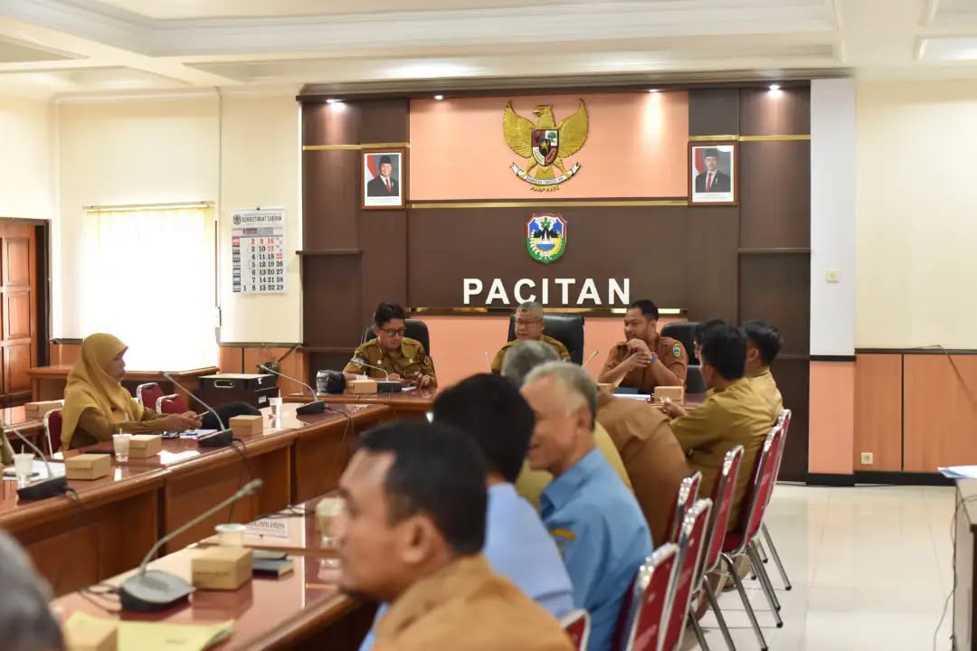 Bupati Pacitan Indrata Nur Bayuaji dan Sekda Heru Wiwoho memimpin rapat koordinasi penanganan kekeringan.