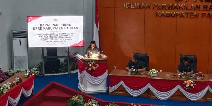Juru bicara Fraksi PDIP Mardiyanto menyampaikan pandangan umum terkait P-APBD Pacitan 2026