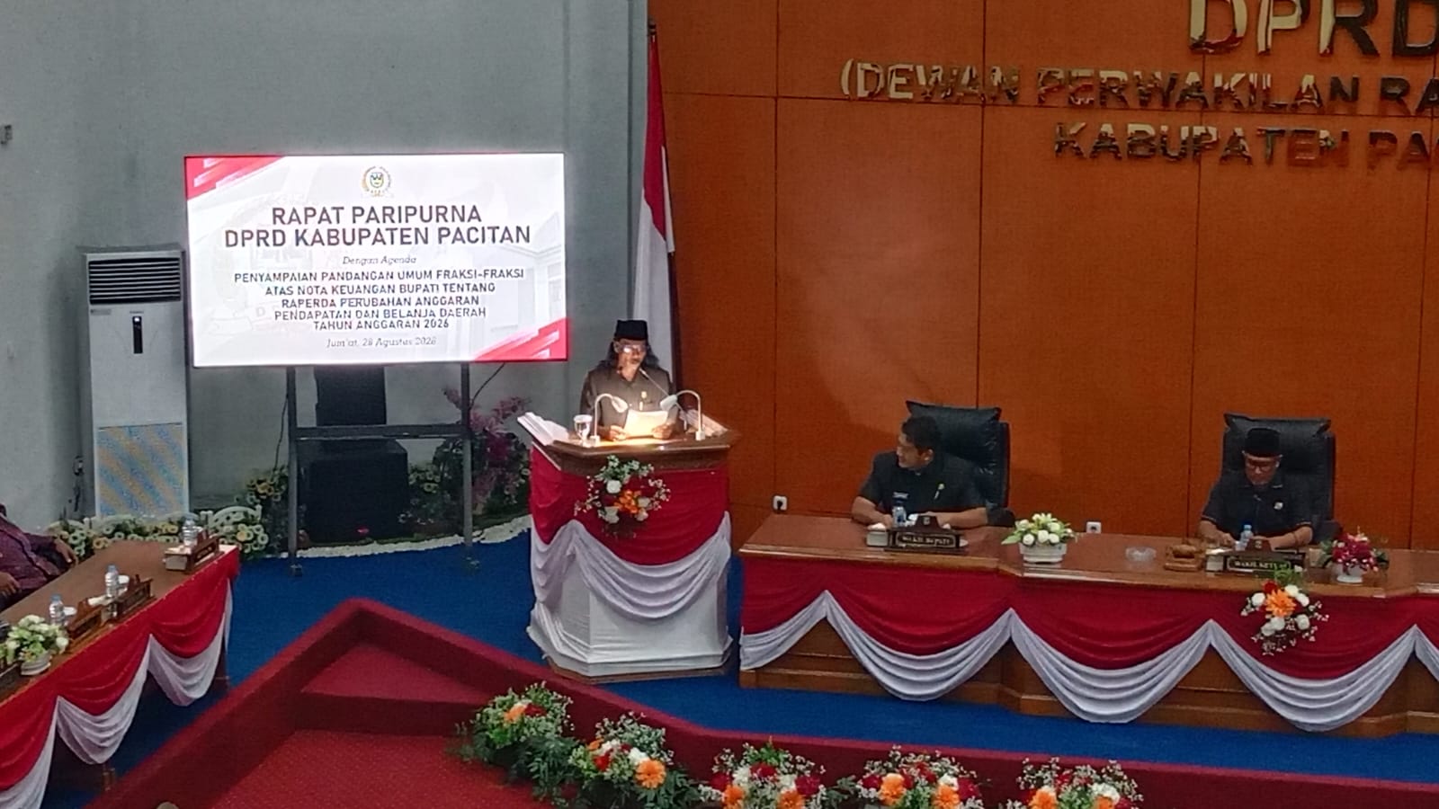 Juru bicara Fraksi PDIP Mardiyanto menyampaikan pandangan umum terkait P-APBD Pacitan 2026