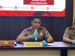 Kapolres Pacitan AKBP Ayub Diponegoro Azhar memberikan keterangan dalam konferensi pers pengungkapan kasus pencurian 85 gram emas di Gedung Bhayangkara.