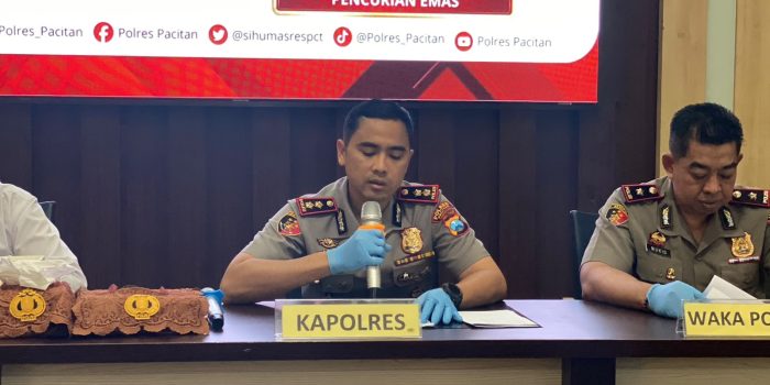Kapolres Pacitan AKBP Ayub Diponegoro Azhar memberikan keterangan dalam konferensi pers pengungkapan kasus pencurian 85 gram emas di Gedung Bhayangkara.