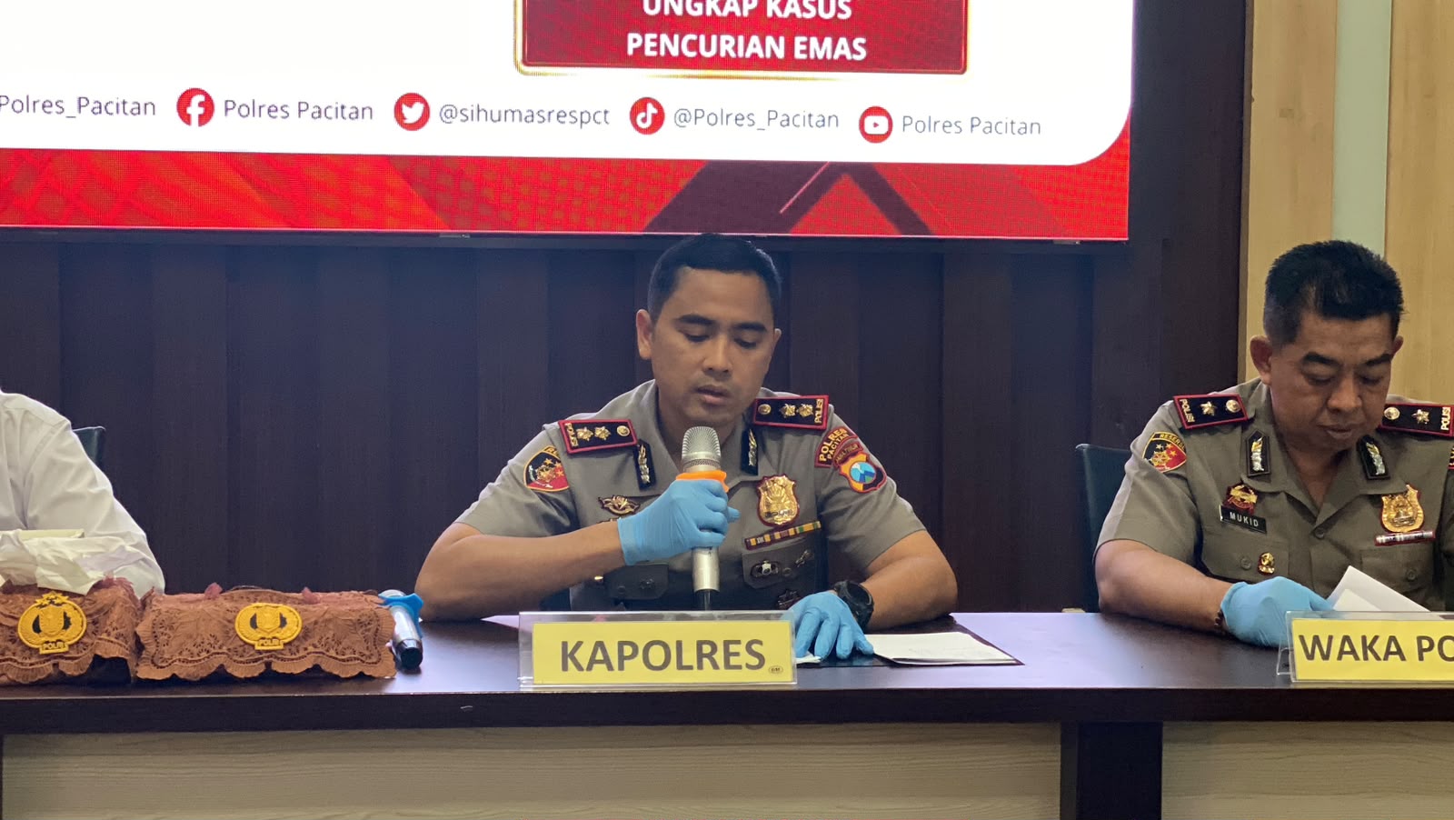 Rilis Kasus Pencurian 85 Gram Emas di Polres Pacitan Kapolres Pacitan AKBP Ayub Diponegoro Azhar memberikan keterangan dalam konferensi pers pengungkapan kasus pencurian 85 gram emas di Gedung Bhayangkara.