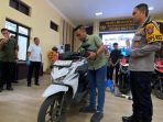 Kapolres Pacitan AKBP Ayub Diponegoro Azhar menunjukkan barang bukti sepeda motor dan alat kejahatan kunci leter T dalam konferensi pers pengungkapan kasus curanmor.