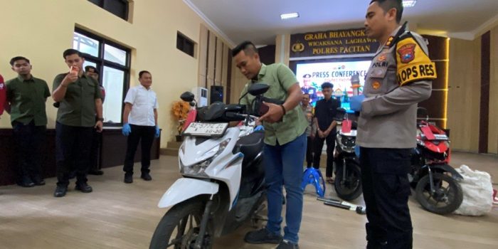 Kapolres Pacitan AKBP Ayub Diponegoro Azhar menunjukkan barang bukti sepeda motor dan alat kejahatan kunci leter T dalam konferensi pers pengungkapan kasus curanmor.